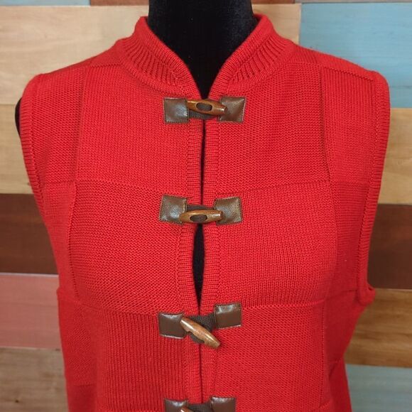 Large vintage red vest with wooden buttons - Picture 2 of 4